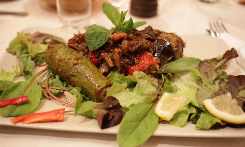 Légumes farcis et salade fraîche