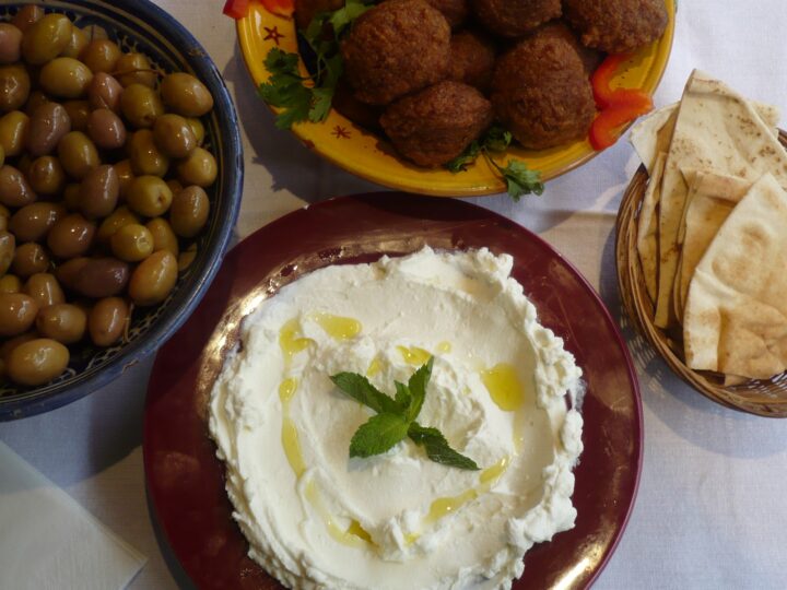 Falafel, brochettes et labné maison